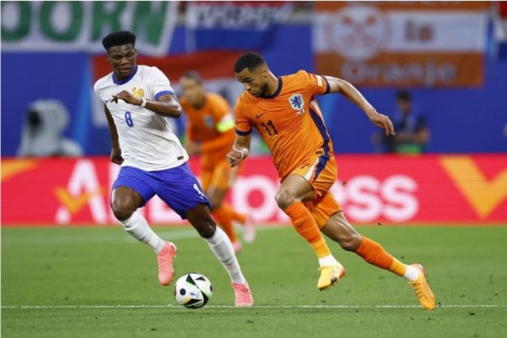 خطوة لثمن النهائي وحسرة فان دايك.. ماذا قالت صحف هولندا بعد التعادل أمام فرنسا؟